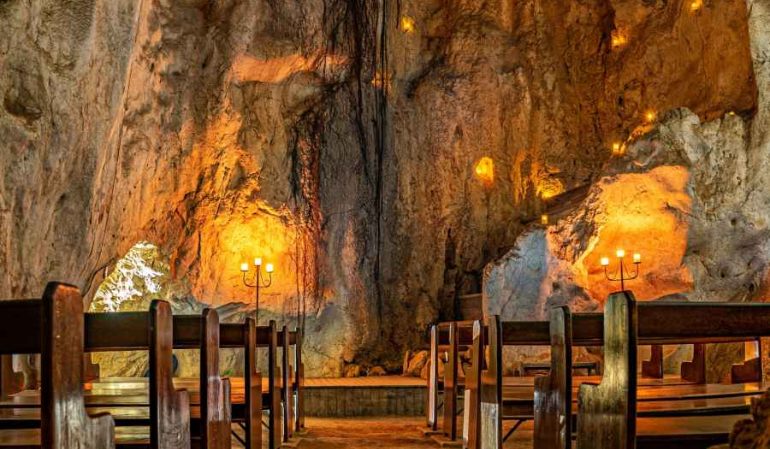 Visit the Singkham Buddha Cave in Hoay Xai