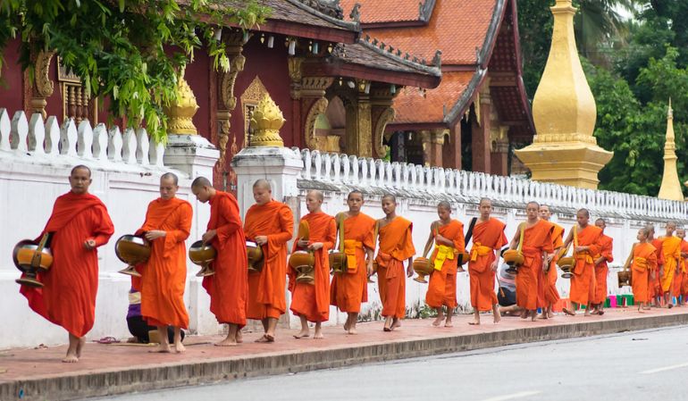 Morning-Almsgiving-ceremony